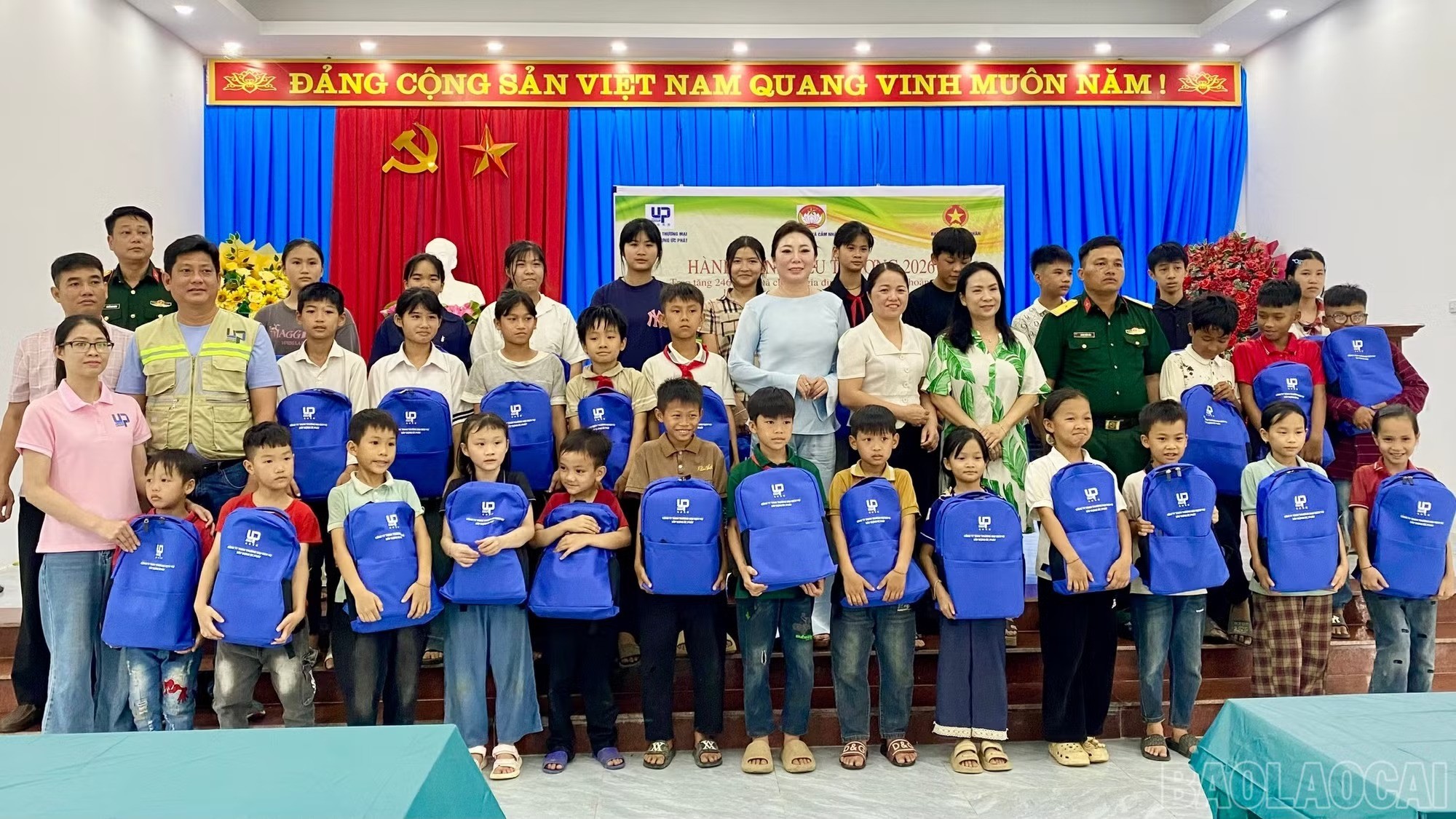 Trao tặng 246 suất quà cho hộ gia đình và học sinh có hoàn cảnh khó khăn